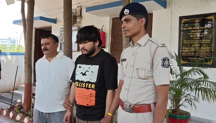 <p>સુરત : <span style="color: rgb(224, 62, 45);" data-mce-style="color: rgb(224, 62, 45);"><strong>વિઝા પરમિટના નામે લાખોની છેતરપિંડી આચરનાર 'બહુરૂપી' ભેજાબાજ નોઈડાથી ઝડપાયો,</strong></span> 23 લોકોના 39 લાખ ઓળવી ગયો... </p>