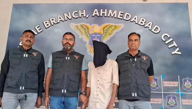 <p>અમદાવાદ : <span style="color: rgb(224, 62, 45);" data-mce-style="color: rgb(224, 62, 45);"><strong>વાસણામાં ભાઈના મોતના વેરની આશંકાએ યુવકની ઊંઘમાં જ કરી હતી હત્યા, </strong></span>ACP ભરત પટેલનું નિવેદન... </p>