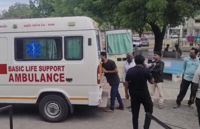 <p><strong>સાયલા-ચોટીલા હાઈવે પર ટ્રક અને બાઈક વચ્ચે અકસ્માત,<span style="color: rgb(224, 62, 45);" data-mce-style="color: rgb(224, 62, 45);"> 8 વર્ષના માસૂમનું કરૂણ મોત</span></strong></p>