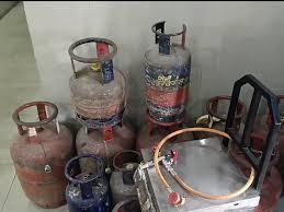 <p><strong><span style="color: rgb(224, 62, 45);" data-mce-style="color: rgb(224, 62, 45);">દ્વારકામાં પોલીસનો સપાટો:</span> ગેરકાયદે ગેસ રિફિલિંગ કૌભાંડનો પર્દાફાશ, 3 શખ્સો ઝડપાયા</strong></p>