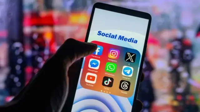 <p>અમદાવાદમાં  સોશિયલ મીડિયા પર ફ્રેન્ડશિપ વેપારીને પડી મોંઘી, <span style="color: rgb(224, 62, 45);" data-mce-style="color: rgb(224, 62, 45);"><strong>બિલ્ડર યુવતીએ રોકાણની લાલચ આપી રૂ. 90 લાખ ખંખેર્યા</strong></span></p>