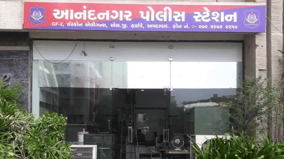 <p><span style="color: rgb(224, 62, 45);" data-mce-style="color: rgb(224, 62, 45);"><strong>અમદાવાદના 83 વર્ષીય વૃદ્ધના બેંક ખાતામાંથી 99 હજારની સાયબર ચોરી : </strong></span>પૌત્રને રૂપિયા ટ્રાન્સફર કરવા જતા ભાંડો ફૂટ્યો...</p>