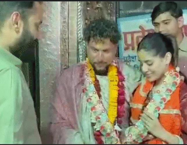 <p><span style="color: rgb(224, 62, 45);" data-mce-style="color: rgb(224, 62, 45);"><strong>ભક્તિના રંગે રંગાયા કુલદીપ યાદવ.... </strong></span>બાંકે બિહારીને 56 ભોગ અર્પણ કર્યા, લગ્ન પછીની પહેલી વૃંદાવન યાત્રા</p>