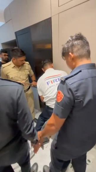 <p><span style="color: rgb(224, 62, 45);" data-mce-style="color: rgb(224, 62, 45);"><strong>સુરતના વેસુમાં એક એપાર્ટમેન્ટના આઠમા માળે માસૂમ બાળક બેડરૂમમાં પુરાયું : </strong></span>ફાયર બ્રિગેડે દરવાજો તોડી બાળકનું રેસ્ક્યુ કર્યું... </p>