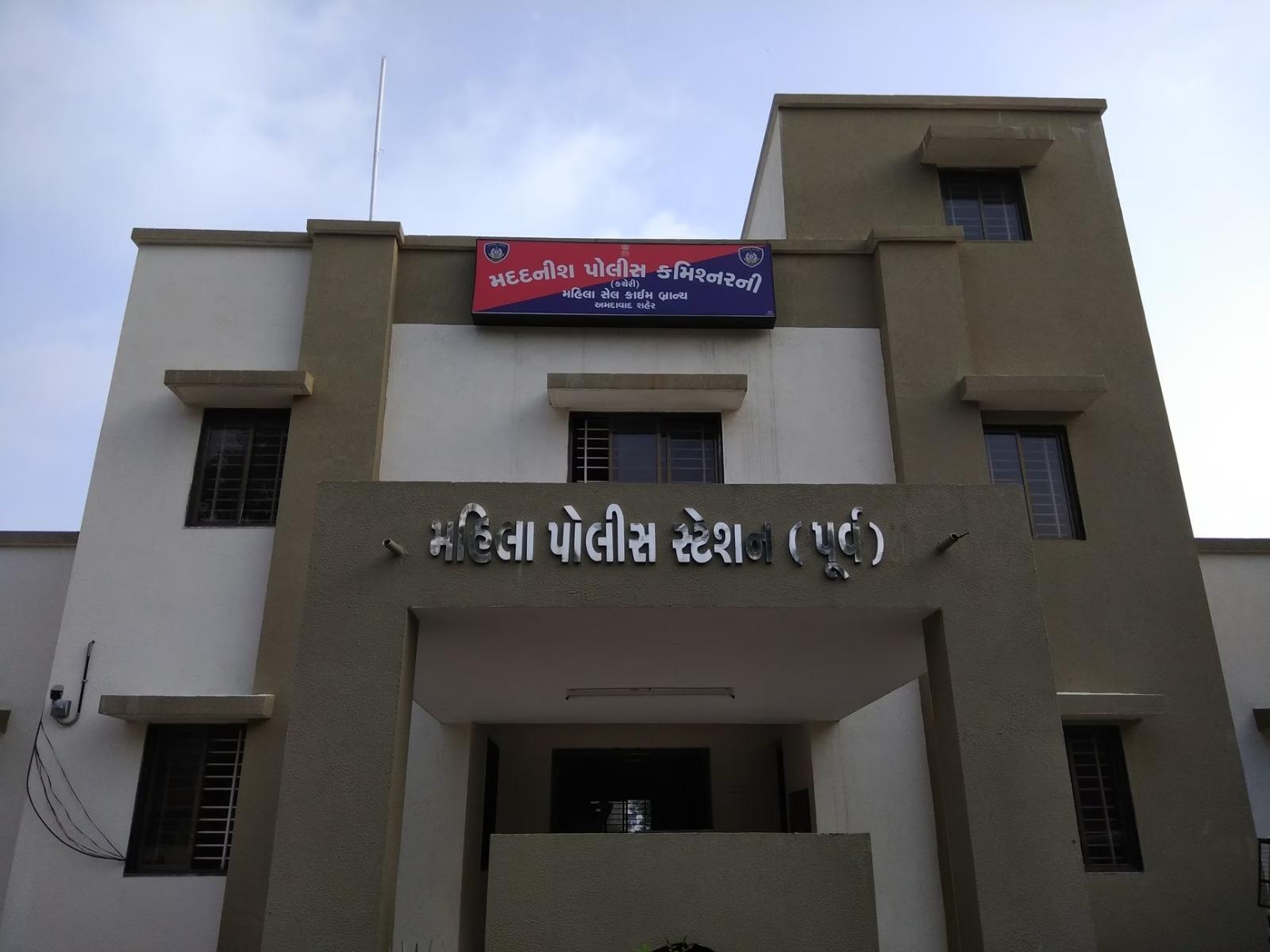 <p><span style="color: rgb(224, 62, 45);" data-mce-style="color: rgb(224, 62, 45);"><strong>અમદાવાદ :</strong></span> માસૂમ દીકરી સાથે પરણીતાને અડધી રાત્રે ઘરમાંથી કાઢી મૂકી, પતિ સહિત સાસુ-નણંદ સામે નોંધાઈ ફરિયાદ...</p>