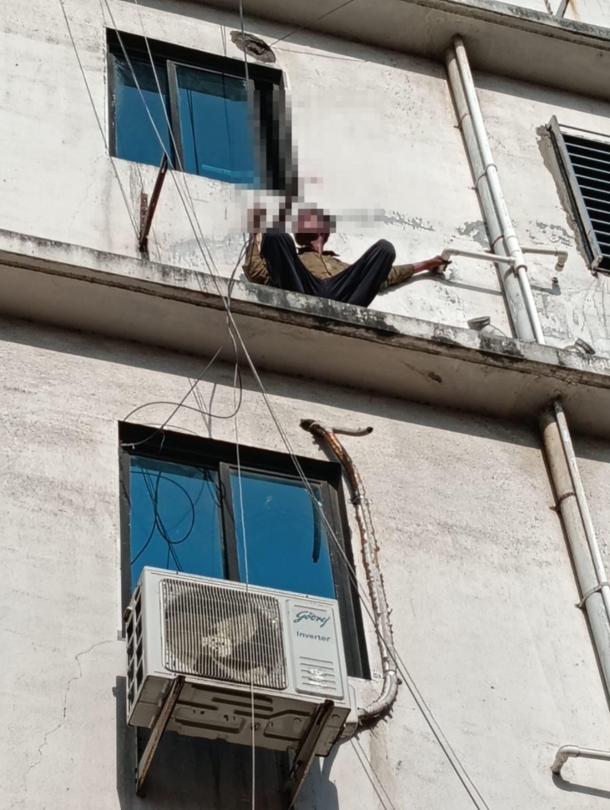 <p><span style="color: rgb(224, 62, 45);" data-mce-style="color: rgb(224, 62, 45);"><strong>"તને કંઈ નહીં થવા દઈએ" કહીને યુવકનું દિલધડક રેસ્ક્યુ કર્યું :</strong></span> સુરતમાં હોસ્પિટલના ત્રીજા માળેથી કૂદવા ગયેલા યુવકને ફાયર વિભાગે સુરક્ષિત બચાવ્યો...</p>