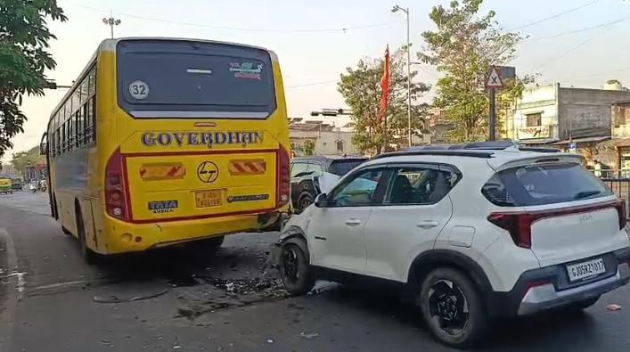 <p><span style="color: rgb(224, 62, 45);" data-mce-style="color: rgb(224, 62, 45);"><strong>સુરતના મોરા ભાગલ પાસે ખાનગી બસ અને કાર વચ્ચે જોરદાર ટક્કર, </strong></span>કારના ફૂરચેફૂરચા ઉડ્યા પણ સવાર તમામનો ચમત્કારિક બચાવ</p>