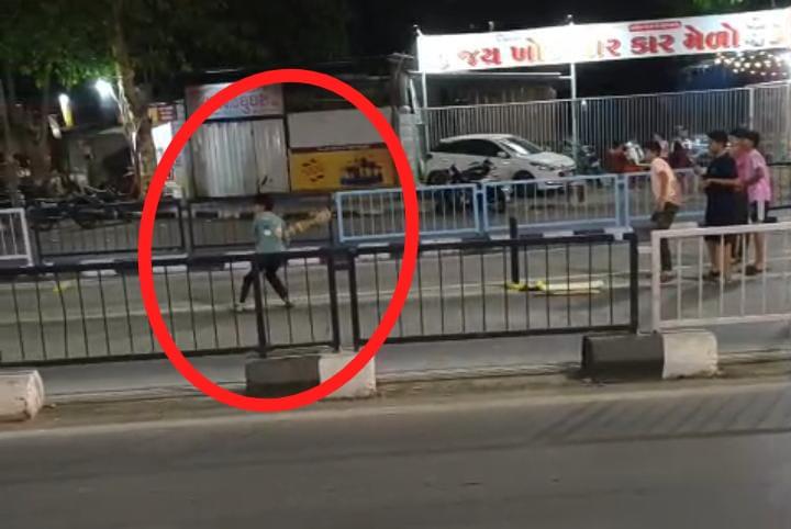 <p><span style="color: rgb(224, 62, 45);" data-mce-style="color: rgb(224, 62, 45);"><strong>મોજ કે મુસીબત? </strong></span>સુરતમાં સમારકામ હેઠળનો બ્રિજ બન્યો 'ક્રિકેટ સ્ટેડિયમ' અકસ્માત સર્જાય તો જવાબદાર કોણ?</p>