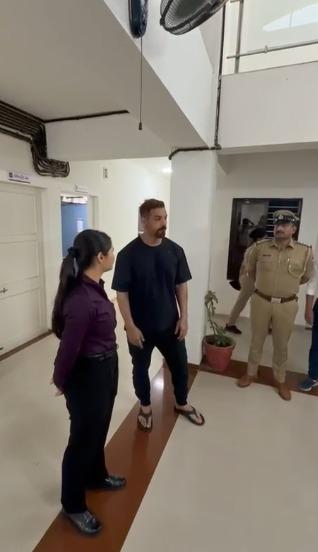 <p><span style="color: rgb(224, 62, 45);" data-mce-style="color: rgb(224, 62, 45);"><strong>ધોરાજીમાં ‘ફોર્સ 3’નું શૂટિંગ : </strong></span>એકટર જોન અબ્રાહમે લીધી પોલીસ મથકની મુલાકાત... </p>