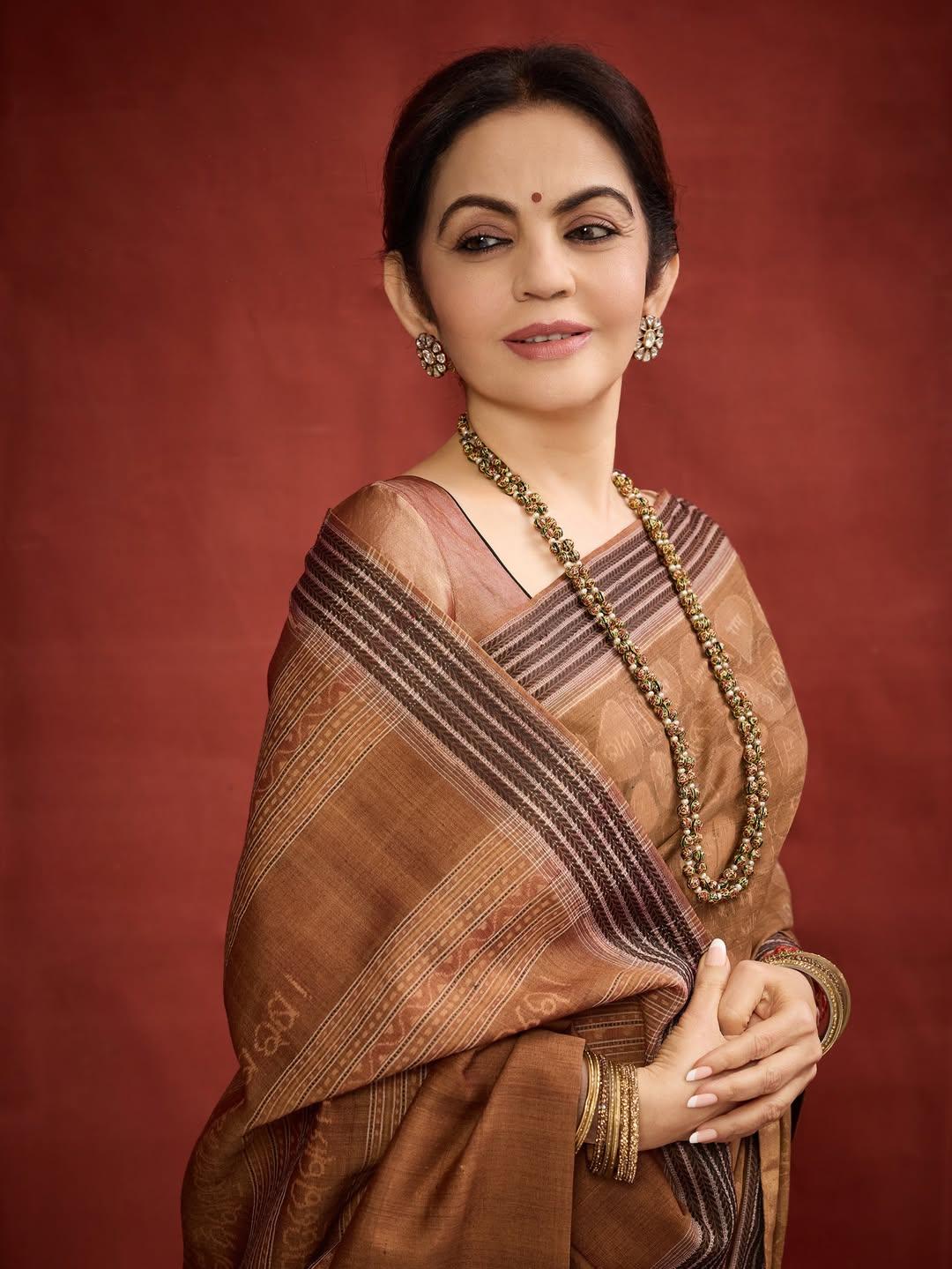 <p><span style="color: rgb(224, 62, 45);" data-mce-style="color: rgb(224, 62, 45);"><strong>નીતા અંબાણીની આ સાડી બનતા લાગ્યા 2 વર્ષ! </strong></span>રામ મંત્રોના લખાણથી સુશોભિત સાડીમાં જોવા મળ્યો સાદગીભર્યો લુક...</p>