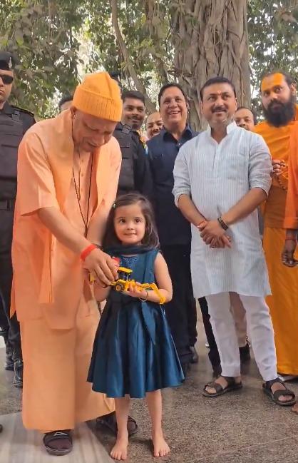 <p><span style="color: rgb(224, 62, 45);" data-mce-style="color: rgb(224, 62, 45);"><strong>કાનપુર : </strong></span>5 વર્ષની બાળકીએ CM યોગીને આપ્યું એવું ગિફ્ટ કે જે જોઈને મુખ્યમંત્રી પણ હસી પડ્યા, <span style="color: rgb(224, 62, 45);" data-mce-style="color: rgb(224, 62, 45);"><strong>જુઓ ફોટો...</strong></span></p>