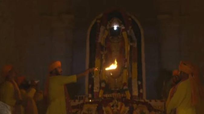 <p><span style="color: rgb(224, 62, 45);" data-mce-style="color: rgb(224, 62, 45);"><strong>સૂર્યદેવે રામલલાના મસ્તક પર કર્યું તિલક,</strong></span> જય શ્રી રામના નાદથી ગુંજી ઉઠી રામનગરી અયોધ્યા...</p>