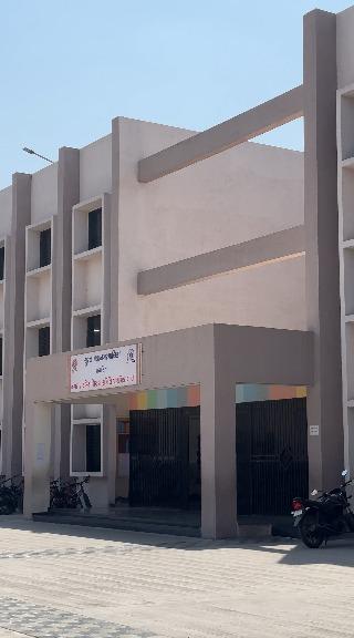 <p><span style="color: rgb(224, 62, 45);" data-mce-style="color: rgb(224, 62, 45);"><strong>શિક્ષણધામ કે શ્રમધામ?</strong></span> સુરતની આ શાળામાં માસૂમોના હાથમાં પુસ્તકોને બદલે પાણીની ડોલ, વિધાથીઓ કામ કરતા દ્રશ્યો કેમેરામાં થયાં કેદ...</p>