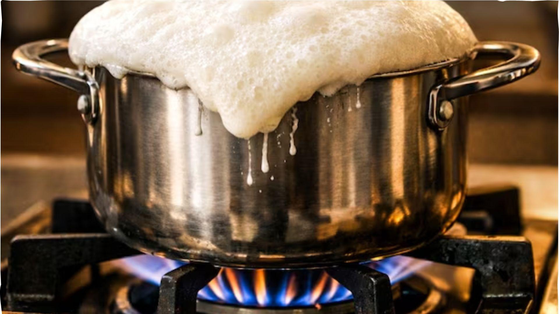 <p><span style="color: rgb(224, 62, 45);" data-mce-style="color: rgb(224, 62, 45);">દૂધ ઉકળીને ગેસ પર પડી જાય છે? </span>બસ કરો આ સરળ કામ, એક પણ ટીપું બહાર નહીં પડે!</p>