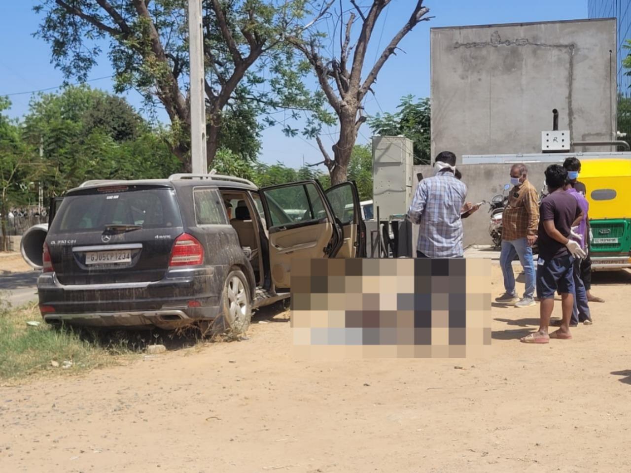 <p><span style="color: rgb(224, 62, 45);" data-mce-style="color: rgb(224, 62, 45);"><strong>અમદાવાદના સરખેજમાં રહસ્યમય મોત : </strong></span>LJ કોલેજ પાસે પાર્ક કરેલી મર્સિડીઝ કારમાંથી અજાણ્યા પુરુષનો મૃતદેહ મળી આવ્યો...</p>