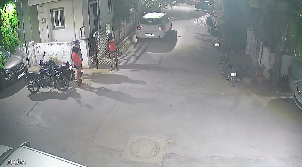 <p><span style="color: rgb(224, 62, 45);" data-mce-style="color: rgb(224, 62, 45);"><strong>સાવધાન! ચાંદખેડામાં ચડ્ડી-બનિયાનધારી ટોળકી સક્રિય :</strong></span> શ્યામ સારથી સોસાયટીને નિશાન બનાવતા તસ્કર ટોળકીના ફૂટેજ CCTVમાં કેદ... </p>