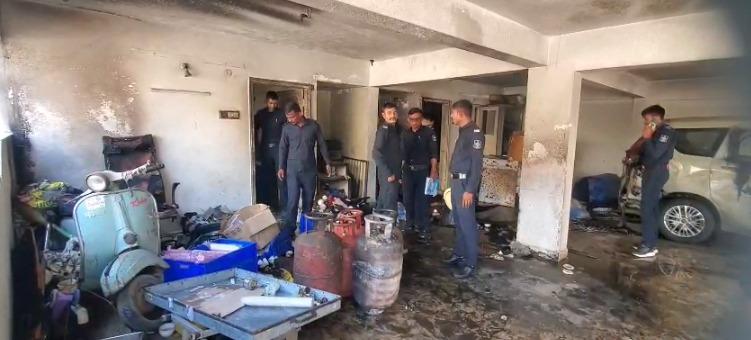 <p><span style="color: rgb(224, 62, 45);" data-mce-style="color: rgb(224, 62, 45);"><strong>રાજકોટના સાધના સોસાયટીમાં ગેસ સિલિન્ડર પ્રચંડ ધડાકા સાથે ફાટ્યો,</strong></span> ફાયર બ્રિગેડે આગ પર મેળવ્યો કાબૂ...</p>