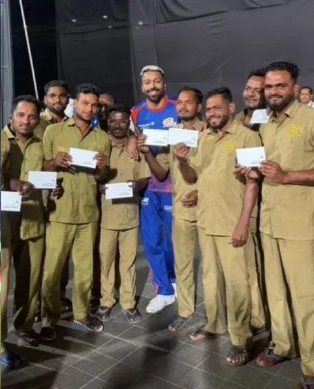 <p><span style="color: rgb(224, 62, 45);" data-mce-style="color: rgb(224, 62, 45);"><strong>બોલેલું પાળ્યું: </strong></span>હાર્દિક પંડ્યાએ ગ્રાઉન્ડ સ્ટાફને ₹10-10 લાખ આપી માનવતા મહેકાવી</p>