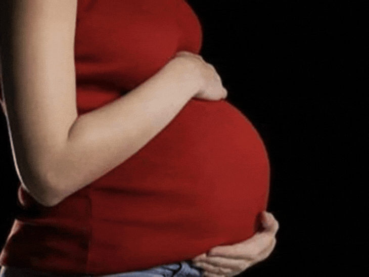 <p><span style="color: rgb(224, 62, 45);" data-mce-style="color: rgb(224, 62, 45);">પુણેમાં ચોંકાવનારી ઘટના: </span>અવિવાહિત યુવતીએ 7 મહિનાની પ્રેગ્નેન્સી પરિવારથી છુપાવી, ગર્ભપાતની ગોળીઓ ખાધા પછી યુવતી અને નવજાતનું મોત</p>