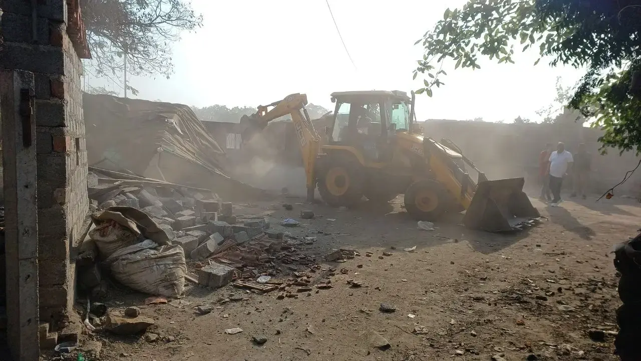 <p><strong><span style="color: rgb(224, 62, 45);" data-mce-style="color: rgb(224, 62, 45);">જામનગરમાં તંત્રની લાલ આંખ: </span>બચુનગરમાં મેગા ડીમોલેશન, 2 કરોડની જમીન ખુલ્લી કરાઈ</strong></p>