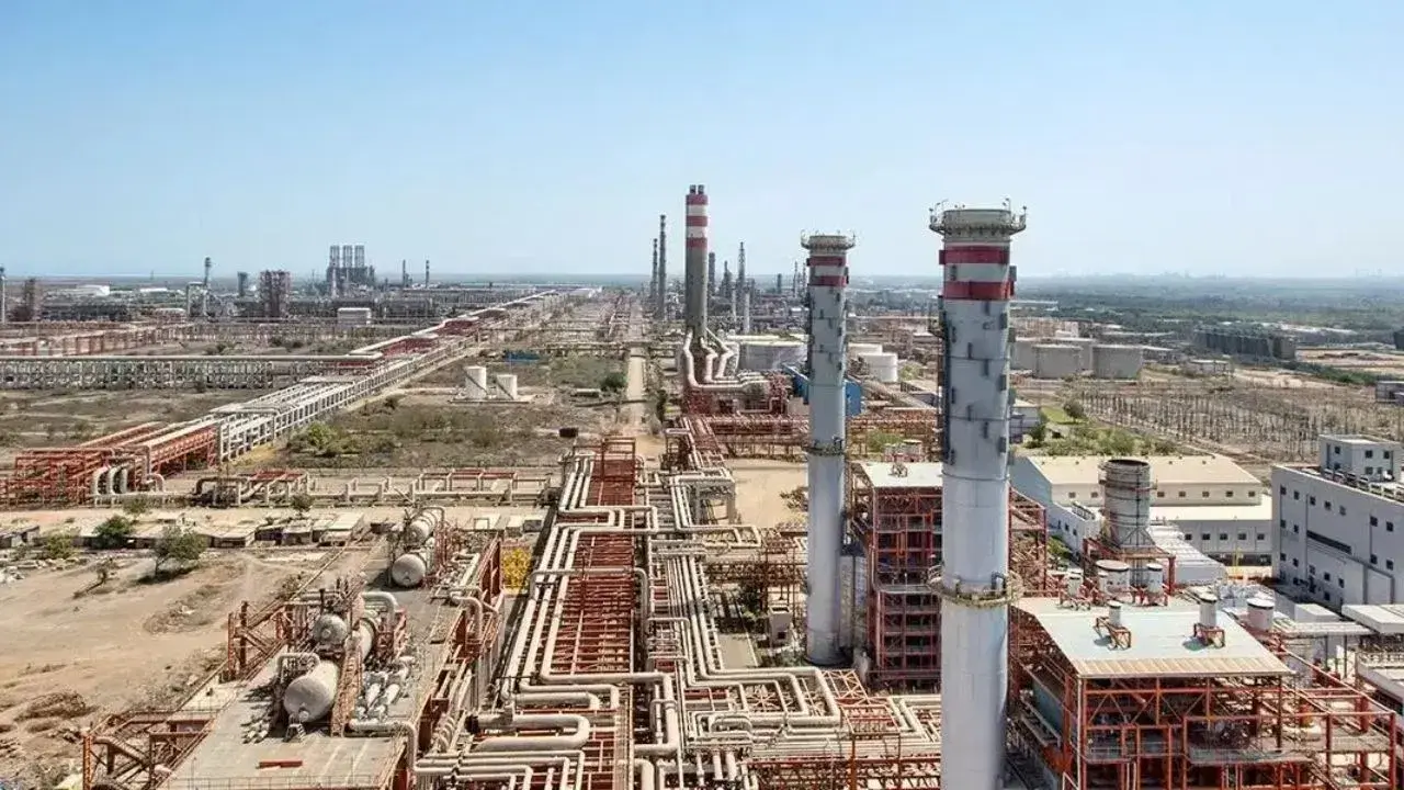 <p><strong>ગુજરાતમાં નાયરા એનર્જીની રિફાઇનરી 35 દિવસ માટે બંધ થશે ! :<span style="color: rgb(224, 62, 45);" data-mce-style="color: rgb(224, 62, 45);"> પેટ્રોલ-ડીઝલના પુરવઠા પર સંકટની આશંકા</span></strong></p>