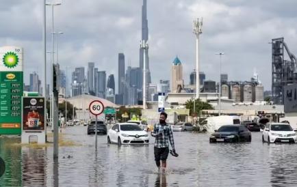 <p><strong><span style="color: rgb(224, 62, 45);" data-mce-style="color: rgb(224, 62, 45);">દુબઈમાં કુદરતનો પ્રકોપ: </span>વર્ષા અને વાવાઝોડાએ મચાવી તબાહી, વાહન વ્યવહાર ખોરવાયો</strong></p>