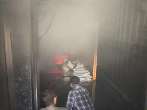 <p><span style="color: rgb(224, 62, 45);" data-mce-style="color: rgb(224, 62, 45);"><strong>સુરત : પુણા ખાતે આવેલ સાડીના ગોડાઉનમાં લાગી ભીષણ આગ, </strong></span>ફાયર ફાઈટરની ગાડીઓ ઘટનાસ્થળે... </p>