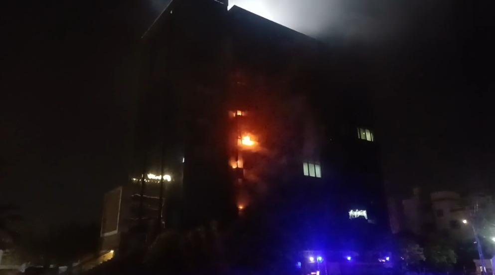 <p><span style="color: rgb(224, 62, 45);" data-mce-style="color: rgb(224, 62, 45);"><strong>રાજકોટના નાના મૌવા રોડ પર મારવાડી ગ્રુપની હેડ ઓફિસમાં ભીષણ આગ : </strong></span>ચારેતરફ ધુમાડાના ગોટા અને અફરાતફરી વચ્ચે બચાવ કામગીરી કરાઇ </p>