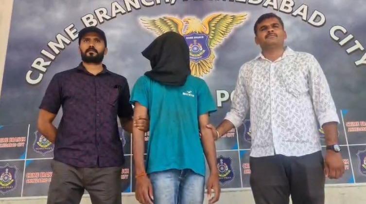 <p><span style="color: rgb(224, 62, 45);"><strong>અમદાવાદ : </strong></span>સરદારનગરમાં નોકરીથી પરત ફરતી યુવતી પર પતિએ જ કર્યો એસિડ એટેક...</p>