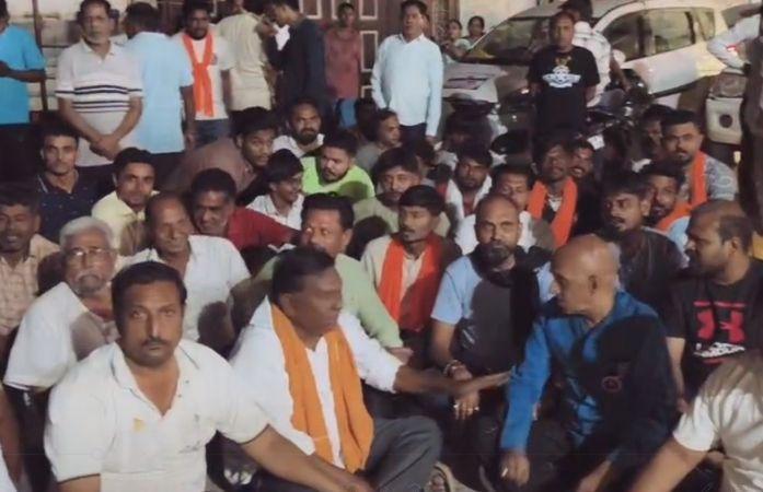 <p><strong>તિલકવાડામાં નર્મદા પરિક્રમા રૂટ પર હોબાળો: <span style="color: rgb(224, 62, 45);" data-mce-style="color: rgb(224, 62, 45);">રજિસ્ટ્રેશન મુદ્દે સ્વયંસેવકો અને તંત્ર આમને-સામને</span></strong></p>