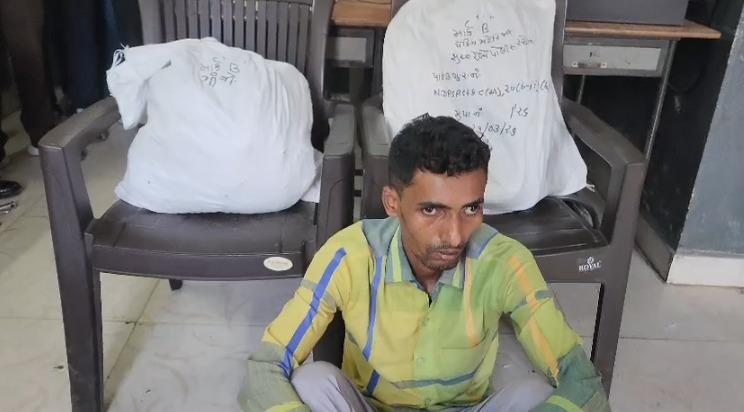 <p><span style="color: rgb(224, 62, 45);" data-mce-style="color: rgb(224, 62, 45);"><strong>સુરત રેલવે સ્ટેશન પર રેલવે SOGનો સપાટો : </strong></span>સ્પીડ પાર્સલ ઓફિસ પાસેથી 8 કિલો ગાંજા સાથે શખ્સ દબોચાયો... </p>