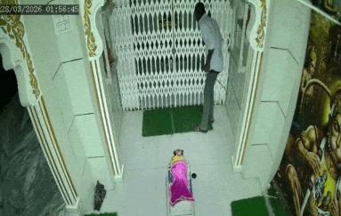 <p><strong><span style="color: rgb(224, 62, 45);" data-mce-style="color: rgb(224, 62, 45);">ગોધરામાં તસ્કરોનો આતંક: </span>પ્રસિદ્ધ 'બાવાની મઢી' મંદિરમાં દાનપેટી તોડી ચોરી</strong></p>