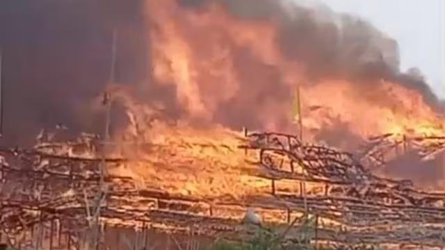 <p><span style="color: rgb(224, 62, 45);" data-mce-style="color: rgb(224, 62, 45);"><strong>અયોધ્યામાં મહાયજ્ઞની પૂર્ણાહુતિ બાદ અગ્નિકાંડ :</strong></span> સરયુ તટે 'શ્રી લક્ષ્મી નારાયણ મહાયજ્ઞ' સ્થળ પર આગ લાગી, શ્રદ્ધાળુઓમાં નાસભાગ... </p>