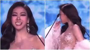 <p><strong>બ્યુટી પેજન્ટમાં મોડલનો 'ઓપ્સ મોમેન્ટ': <span style="color: rgb(224, 62, 45);" data-mce-style="color: rgb(224, 62, 45);">લાઈવ સ્ટેજ પર નકલી દાંત નીકળી ગયા</span></strong></p>