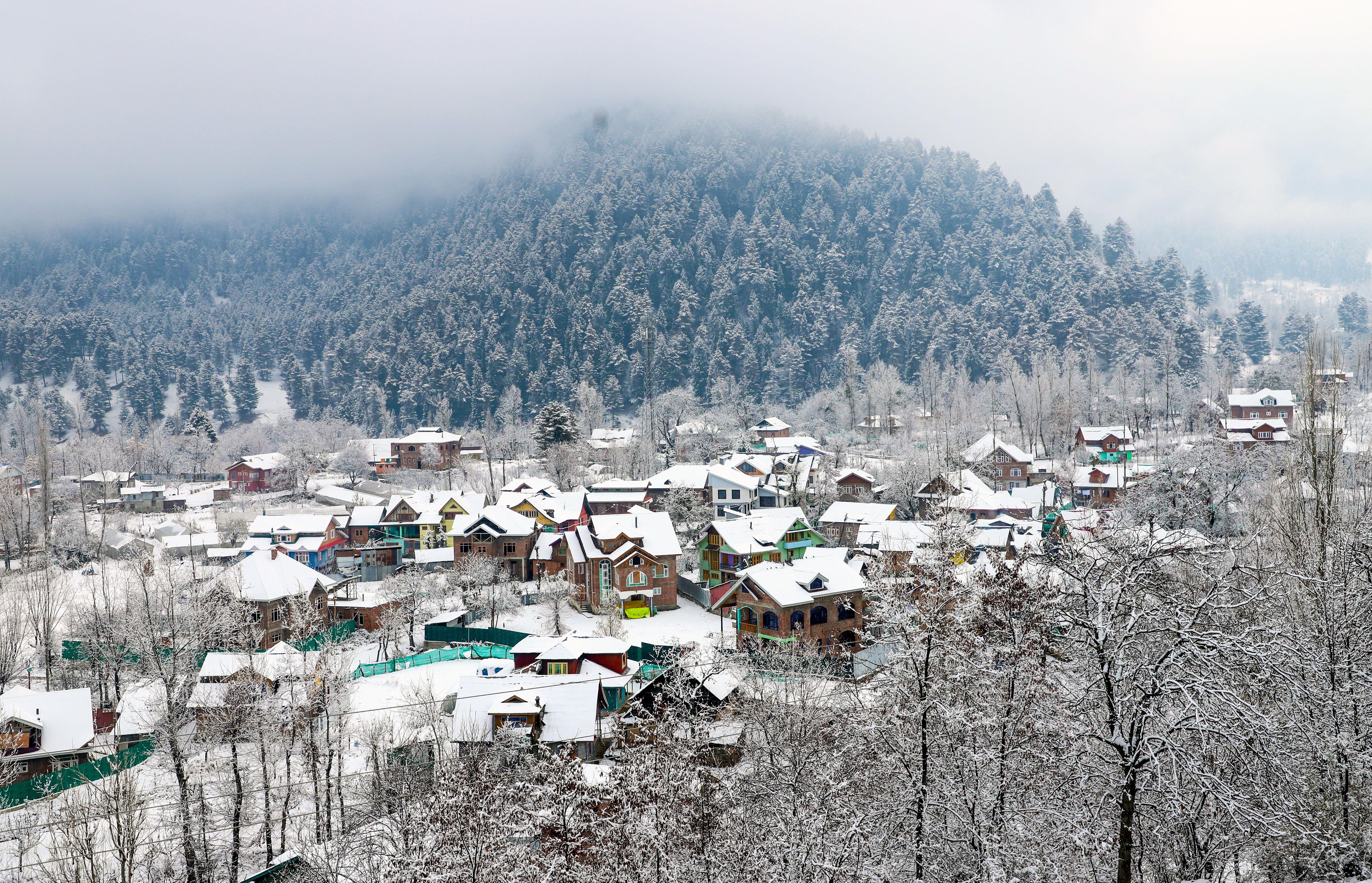 <p>કુદરતની અનોખી કરામત:<span style="color: rgb(224, 62, 45);" data-mce-style="color: rgb(224, 62, 45);"><strong> દેશના મેદાની વિસ્તારોમાં કાળઝાળ ગરમી, જ્યારે જમ્મુ-કાશ્મીર હિમવર્ષાથી ઠંડુગાર!</strong></span></p>