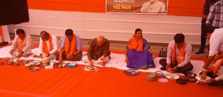 <p><span style="color: rgb(224, 62, 45);" data-mce-style="color: rgb(224, 62, 45);"><strong>હોદ્દો બાજુ પર, સ્નેહનું ભાણું સાથે.....</strong></span>અમદાવાદના ઘાટલોડિયામાં મુખ્યમંત્રી ભૂપેન્દ્ર પટેલે કાર્યકર્તાઓ સાથે માણી 'ટિફિન પાર્ટી'</p>