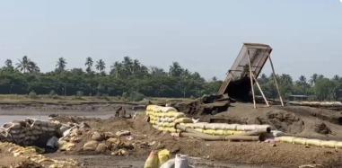 <p><strong><span style="color: rgb(224, 62, 45);" data-mce-style="color: rgb(224, 62, 45);">નવસારીમાં ખનીજ માફિયાઓ પર તંત્રની ધોંસ: </span>અંબિકા નદીના પટમાં દરોડા, ₹25 લાખની મશીનરી જપ્ત</strong></p>