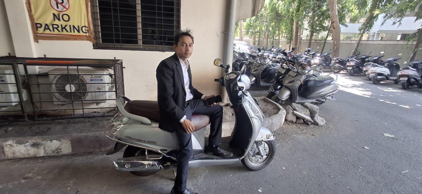 <p>ગપ્પાં મારે, ગીતો સંભળાવે અને સલાહ પણ આપે! <span style="color: rgb(224, 62, 45);" data-mce-style="color: rgb(224, 62, 45);"><strong>સુરતના વકીલે સામાન્ય મોપેડમાં AI પ્રાણ ફૂંકી બનાવ્યું 'બોલતું બાઈક'</strong></span></p>