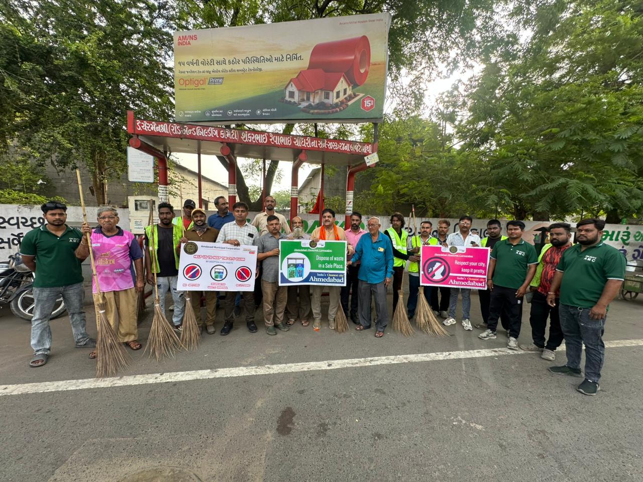 <p><span style="color: rgb(224, 62, 45);" data-mce-style="color: rgb(224, 62, 45);"><strong>અમદાવાદ માટે રોલ મોડેલ બન્યું ઈસનપુર, </strong></span>કોર્પોરેટર અને જનતાના સમન્વયથી ચાલે છે 'સફાઈયજ્ઞ'</p>