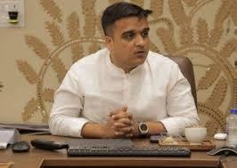 <p><strong>સુરતના શ્રમિકોને મળશે 5 કિલોના ગેસ સિલિન્ડર: <span style="color: rgb(224, 62, 45);" data-mce-style="color: rgb(224, 62, 45);">શ્રમિકોનું પલાયન રોકવા હર્ષ સંઘવીનો નિર્ણય</span></strong></p>