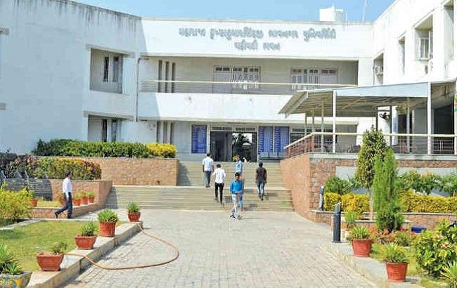 <p><span style="color: rgb(224, 62, 45);" data-mce-style="color: rgb(224, 62, 45);"><strong>મહારાજા કૃષ્ણકુમારસિંહજી ભાવનગર યુનિવર્સિટીના આંગણે પદવીદાનનો મહોત્સવ :</strong></span> 12,704 સ્નાતકોને પદવી અને 86 તેજસ્વીઓને ગોલ્ડ મેડલ એનાયત કરાયાં... </p>