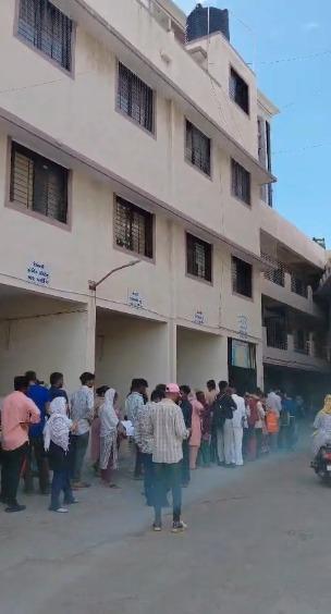 <p><span style="color: rgb(224, 62, 45);" data-mce-style="color: rgb(224, 62, 45);"><strong>ટેકનોલોજી તો આવી, પણ સુવિધા ક્યાં?</strong></span> રાજકોટ મનપાના સિવિક સેન્ટરોમાં અરજદારોની લાગી લાંબી કતારો, દાખલા માટે કલાકોનું વેઇટિંગ!</p>