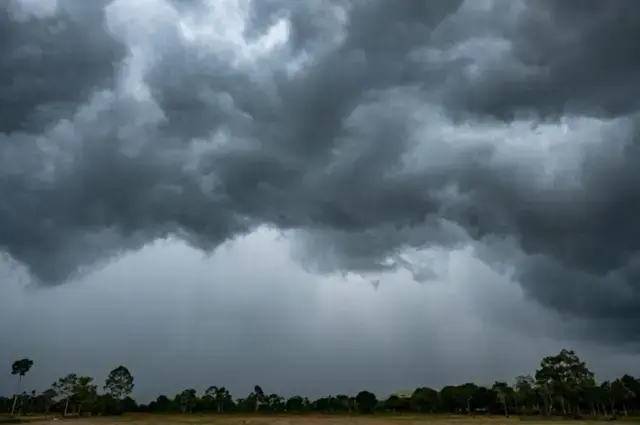 <p>કચ્છમાં કુદરતનો મિજાજ બદલાયો: <span style="color: rgb(224, 62, 45);"><strong>અબડાસાના નલિયામાં ગાજવીજ સાથે વરસાદી ઝાંપટા</strong></span></p>