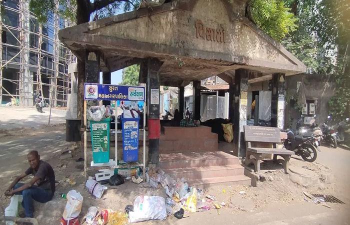 <p><span style="color: rgb(224, 62, 45);" data-mce-style="color: rgb(224, 62, 45);"><strong>સ્વચ્છતા સર્વેક્ષણના મેડલ એકબાજુ, ગંદકીના ઢગલા બીજી બાજુ....</strong></span>સુરતના અશ્વિનીકુમાર રોડ પર ‘સ્વચ્છતા’ના લીરેલીરા ઉડ્યા</p>