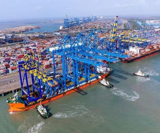 <p><span style="color: rgb(224, 62, 45);"><strong>કાર્ગો હેન્ડલિંગમાં કંડલા 'કિંગ'.....</strong></span>158.60 મિલિયન ટનનો ટાર્ગેટ હાંસલ કરી દરિયાઈ વેપારમાં વગાડ્યો ડંકો</p>