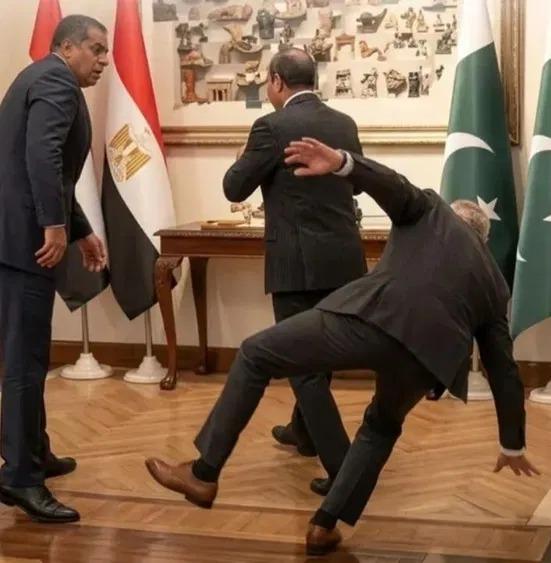 <p>શાંતિની મધ્યસ્થી કરવા ગયા ને પોતે જ હોસ્પિટલ પહોંચ્યા..<span style="color: rgb(224, 62, 45);" data-mce-style="color: rgb(224, 62, 45);"><strong>પાકિસ્તાની વિદેશ મંત્રી લાલ જાજમ પર પટકાયા!</strong></span></p>