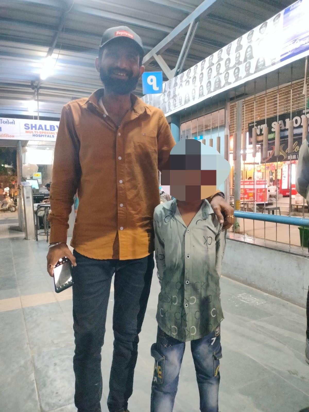 <p><span style="color: rgb(224, 62, 45);" data-mce-style="color: rgb(224, 62, 45);"><strong>ફરજ સાથે માનવતાનો સંગમ: </strong></span>અમદાવાદ BRTS ટીમે 6 વર્ષના બાળકને હેમખેમ માતા-પિતાને સોંપી પૂરું પાડ્યું ઉત્તમ ઉદાહરણ</p>