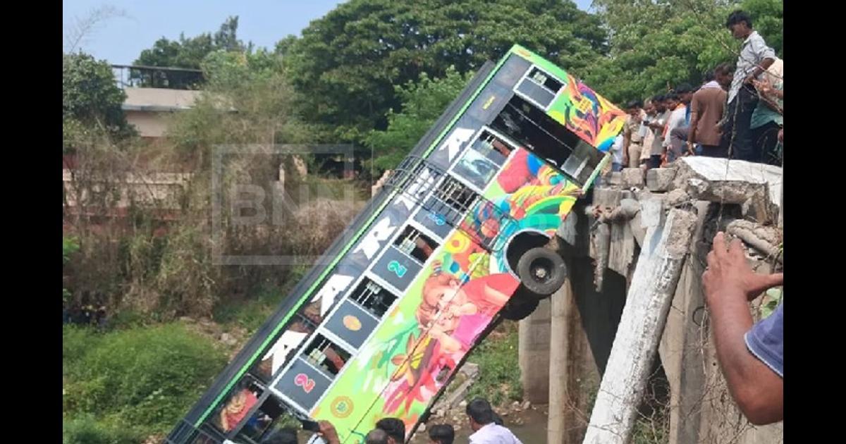 <p><strong><span style="color: rgb(224, 62, 45);" data-mce-style="color: rgb(224, 62, 45);">કર્ણાટકના શિવમોગામાં અકસ્માત: </span>40 મુસાફરો ભરેલી બસ પુલ પરથી નીચે લટકી, 10 થી વધુ ઘાયલ</strong></p>