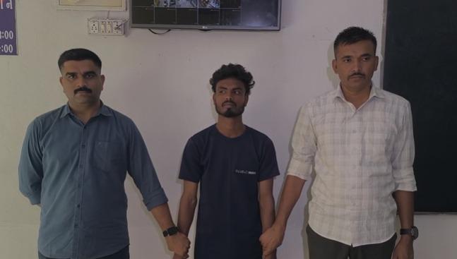 <p><strong>અમરોલીમાં હત્યાને અંજામ આપનાર ઝડપાયો: <span style="color: rgb(224, 62, 45);" data-mce-style="color: rgb(224, 62, 45);">સુરત પોલીસે ગણતરીના કલાકોમાં દબોચ્યો</span></strong></p>