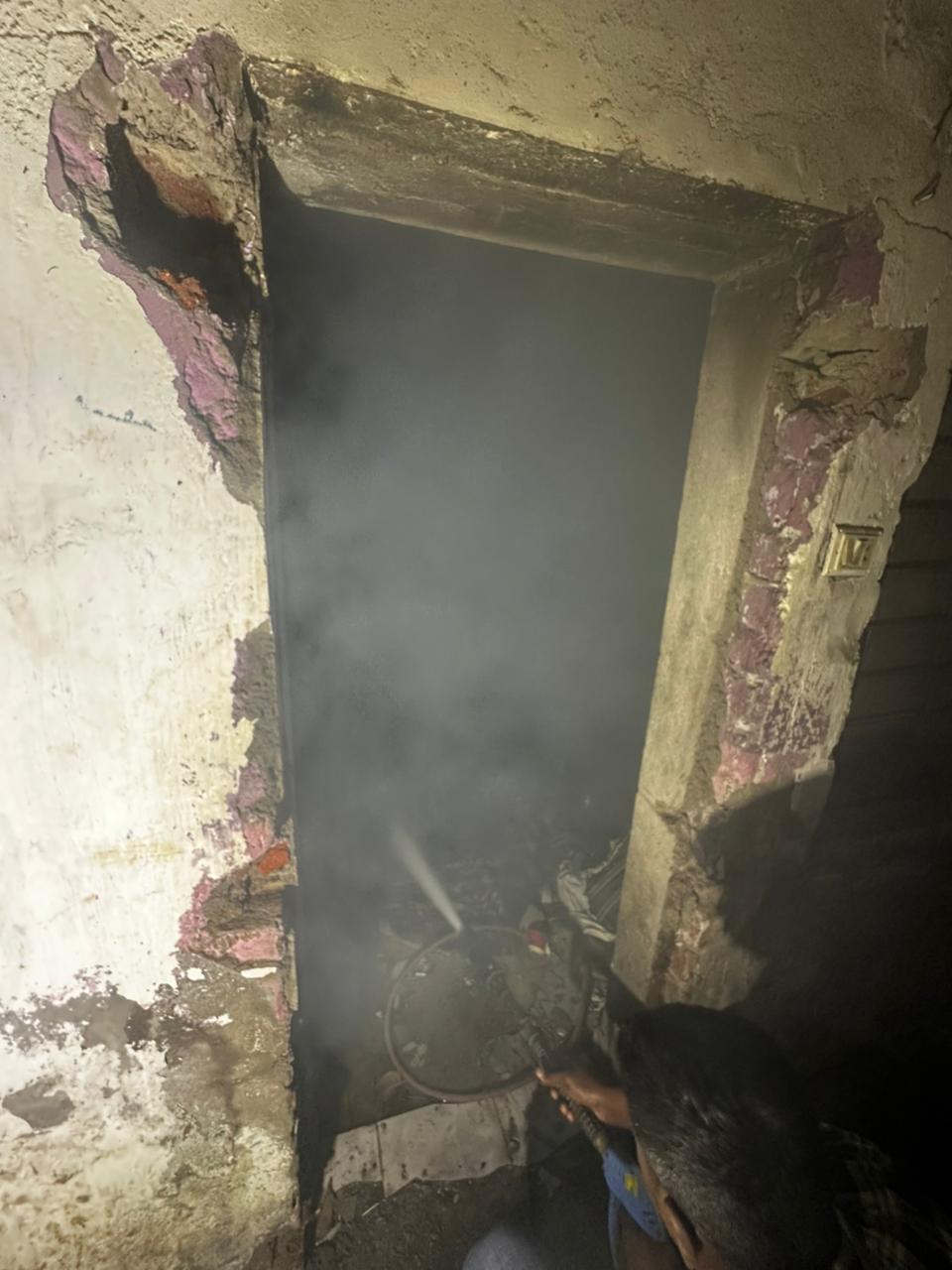 <p><span style="color: rgb(224, 62, 45);" data-mce-style="color: rgb(224, 62, 45);"><strong>અમદાવાદના નારણપુરામાં સવાર-સવારમાં ગેસ સિલિન્ડર ફાટતા ભયાનક દ્રશ્યો સર્જાયા,</strong></span> 5 લોકો ગંભીર રીતે દાઝ્યાં... </p>